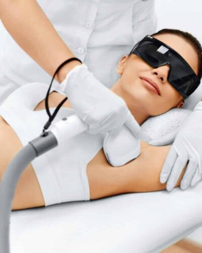 Una ragazza che si sta sottoponendo ad una seduta di depilazione laser alle ascelle.