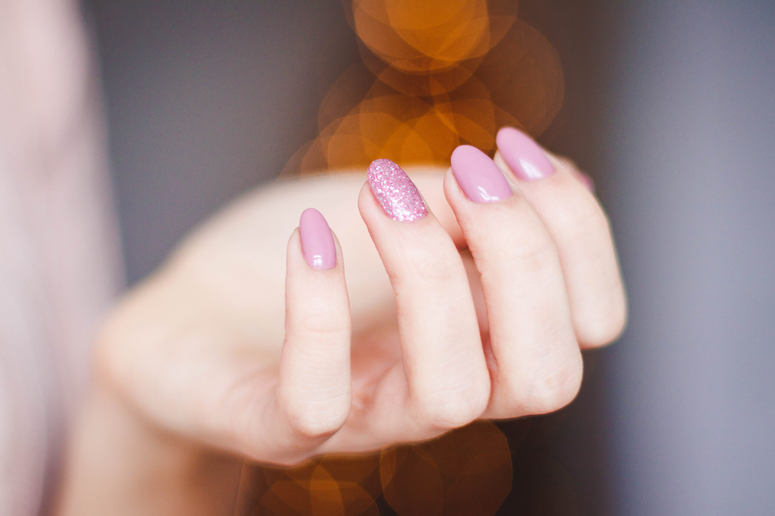 Delle mani molto curate grazie alla manicure.