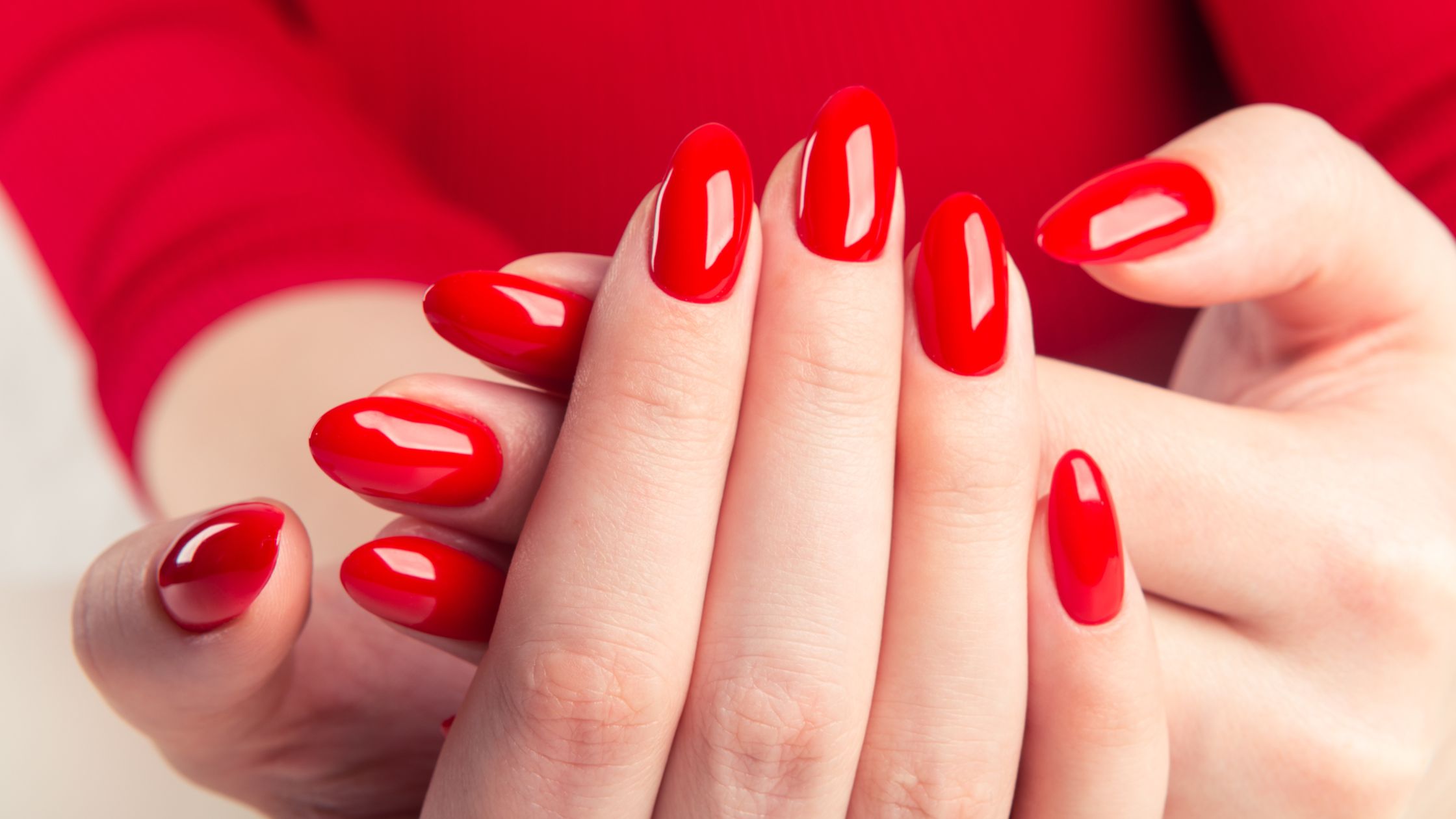 Le mani di una donna che ha fatto la manicure russa.