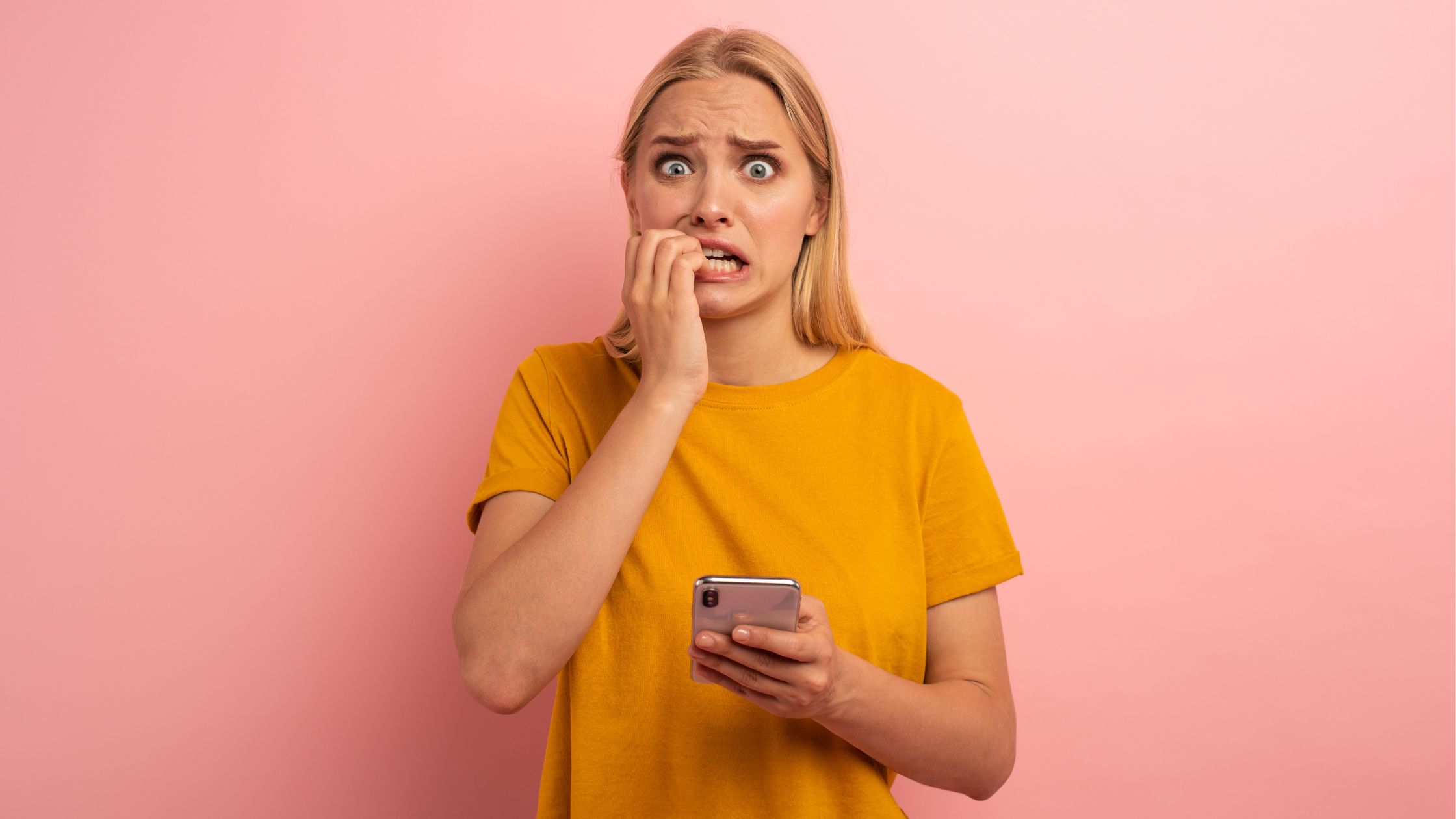 Una ragazza che si domanda se la ceretta all'inguine fa male.