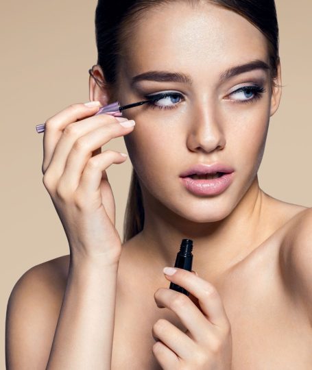 Una ragazza che mette l'eyeliner.